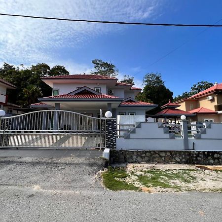Bearbrick Homestay With Pool Port Dickson Exterior photo